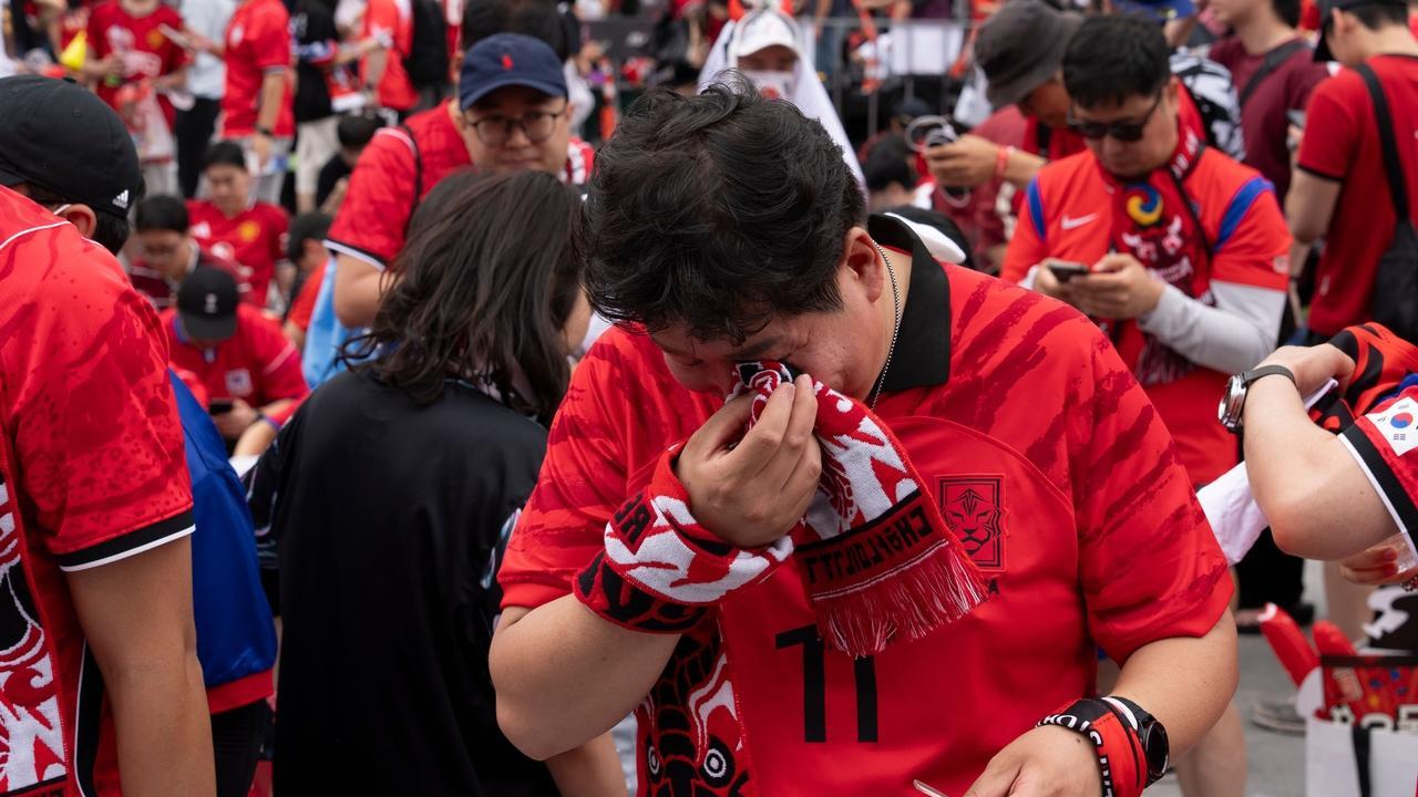 韩国队无缘世界杯32强，引发球迷热议，球迷：温水煮的开心吗