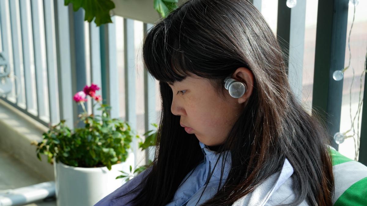 形态破圈，声音越级，弱水时砂 SpeakFeel 耳挂式智能音响来了