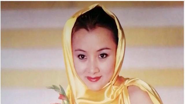 她长得漂亮演技好，当红时为爱隐退，嫁同学生一女，如今成人生赢家