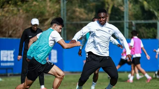 1-0，大连英博热身赛小胜津门虎 张华晨任意球破门 孙康博发挥亮眼