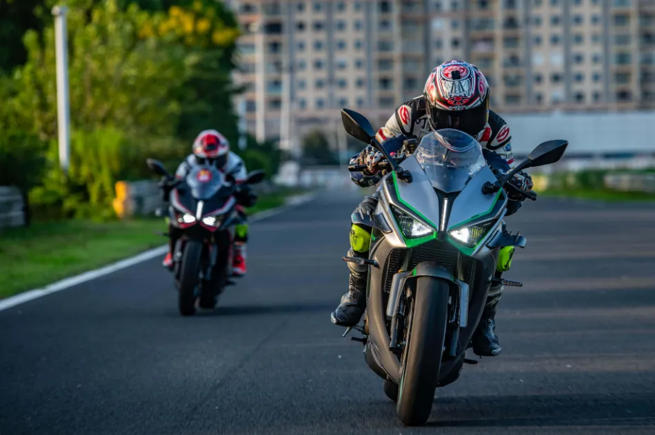 禁止摩托车上高速被商会“劝阻”，扪心自问：摩托适合跑高速吗？