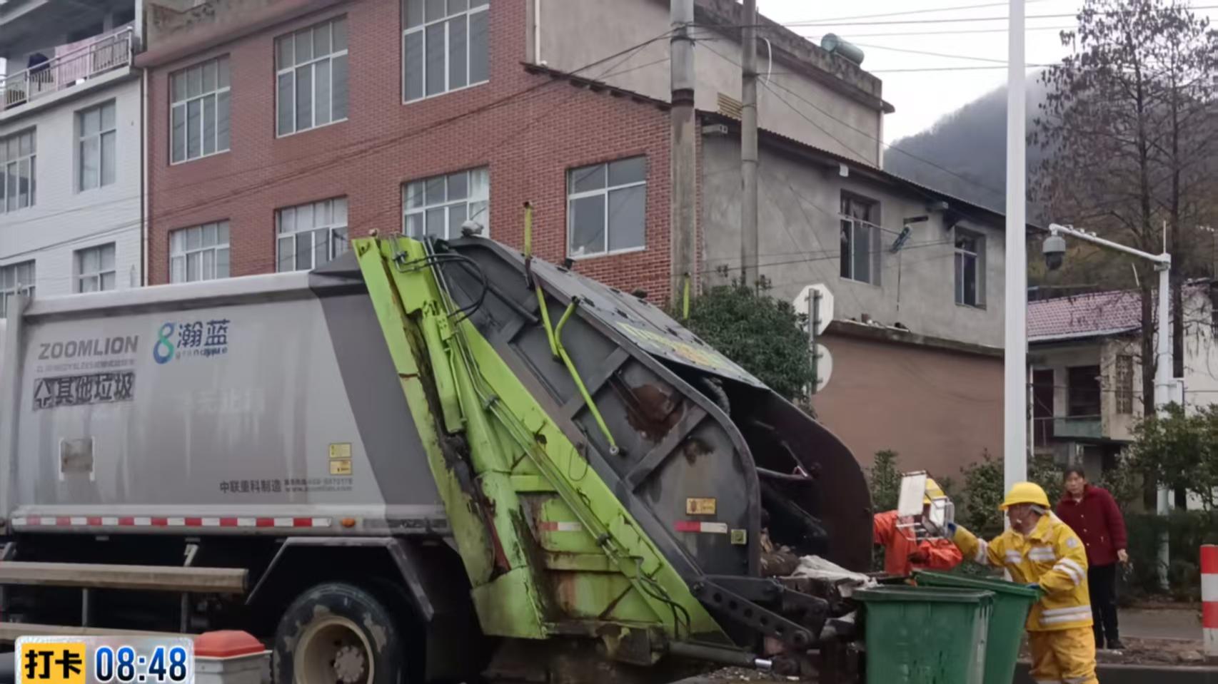 县环境卫生服务中心：春节有我在守护 市民干净过大年