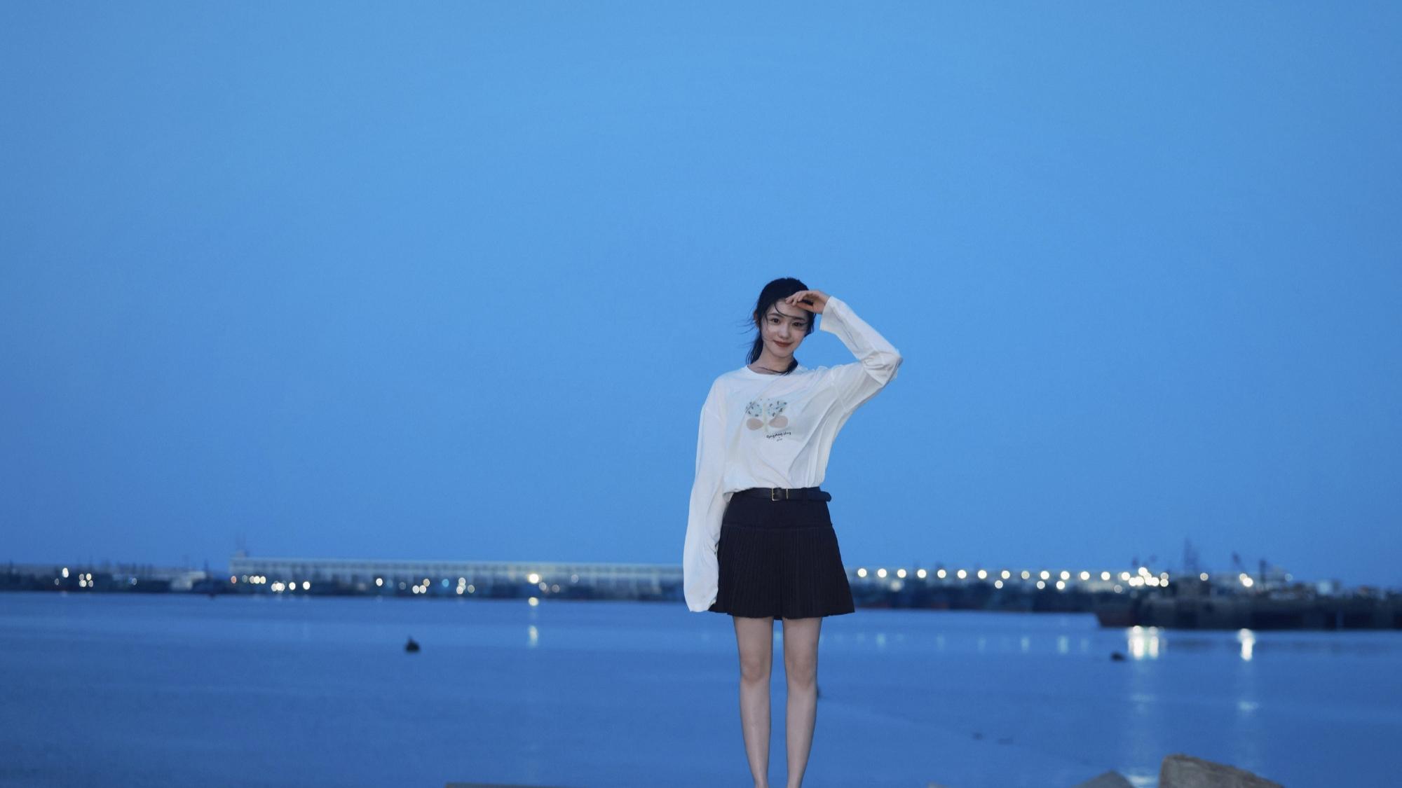 刘浩存邂逅蓝调时刻：一望无际的蓝色，果然是治愈一切的代码