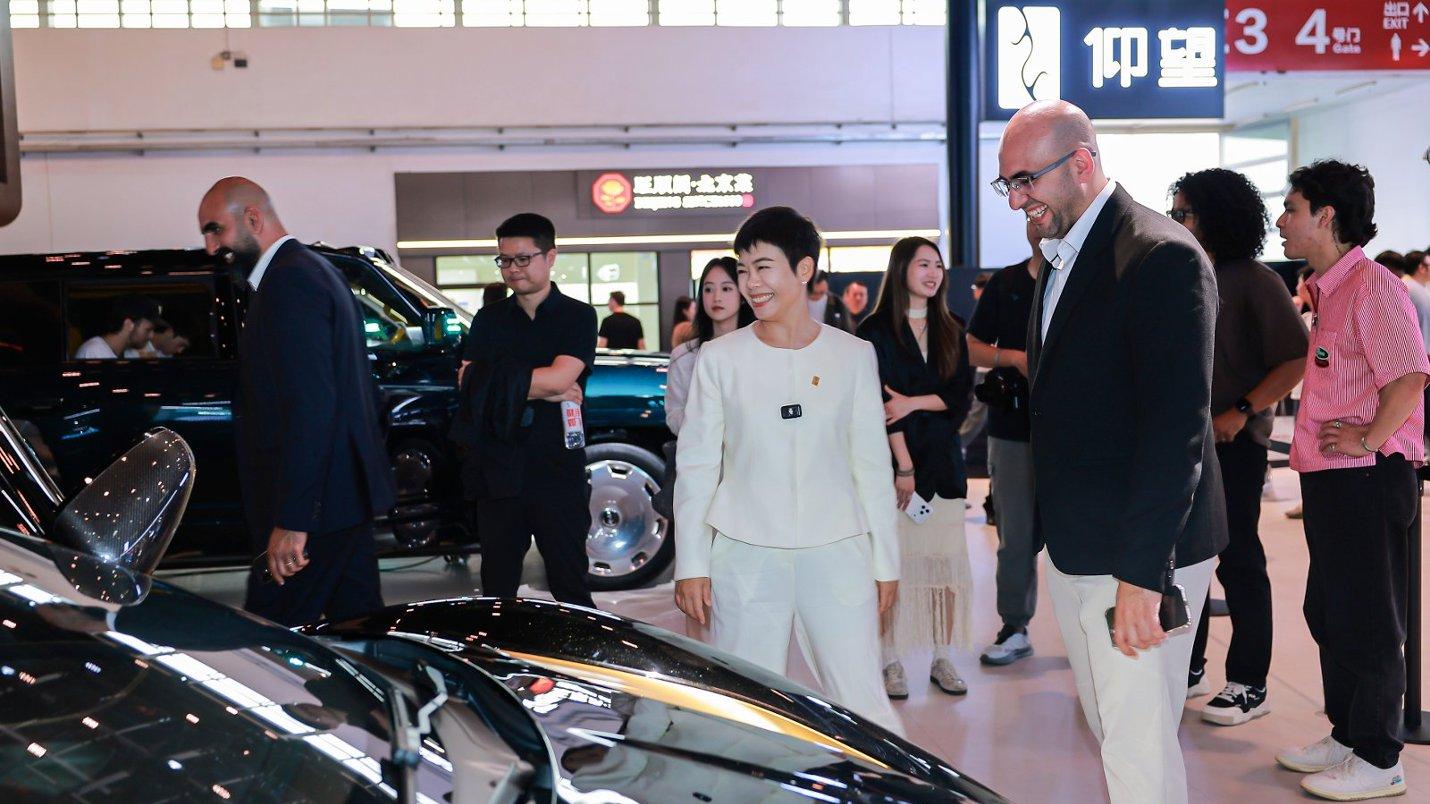 仰望再次震撼世界，北京车展推出千万级跑车，巴西富豪成为车主