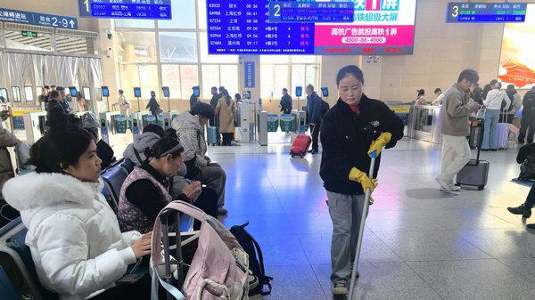 “美容师”擦亮“文明窗”——华铁旅服公司合肥分公司保洁员岗位探访