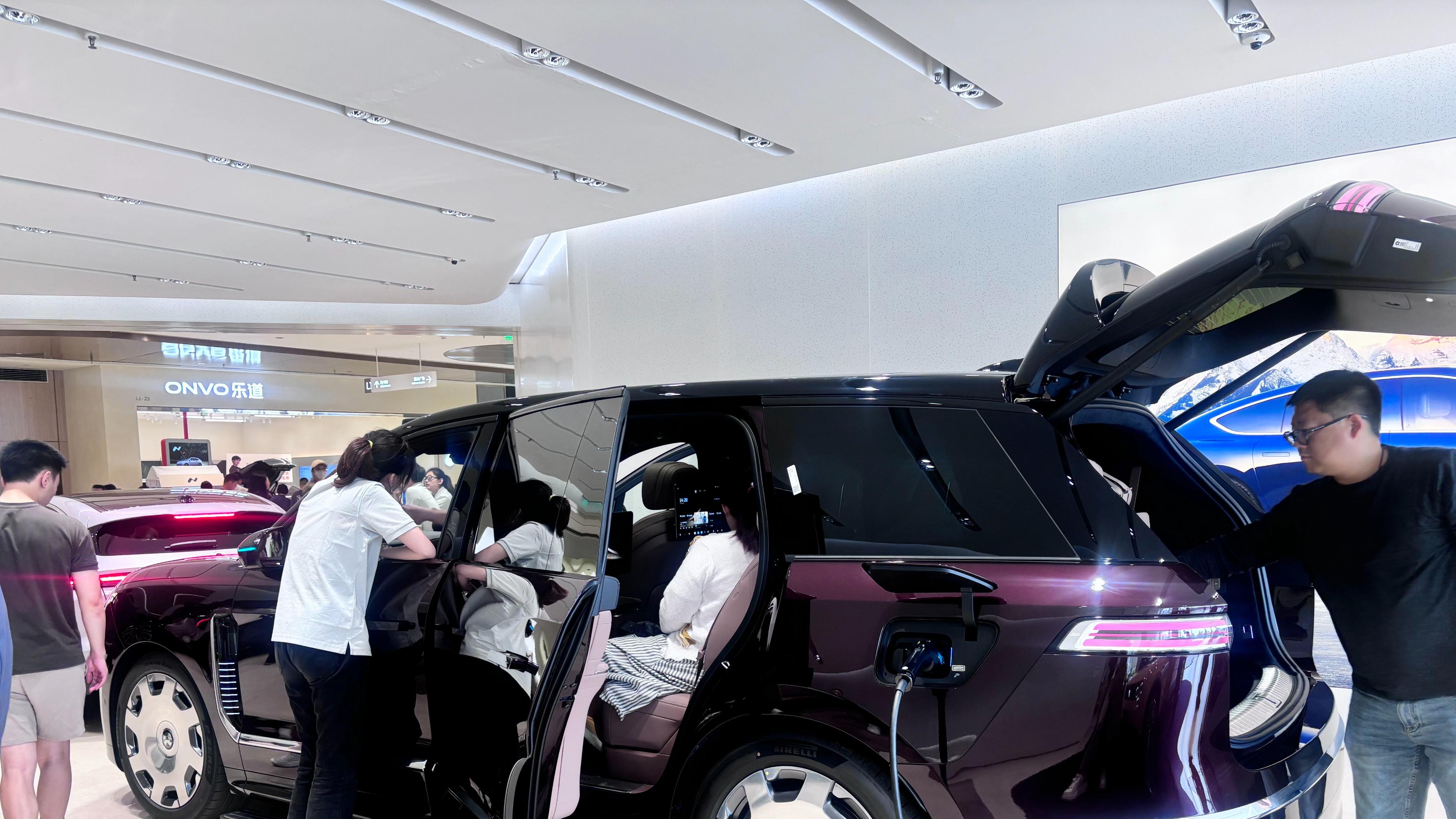 探店蔚来ES9：人气盖过ES8，门店小定超70台