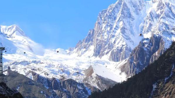 贡嘎山下的蓝色冰川，藏着海螺沟的旷世温柔