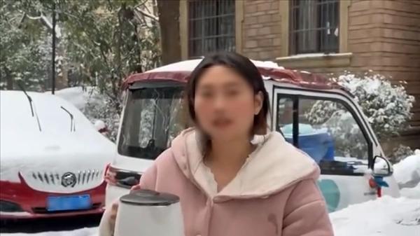 安徽女子用开水浇妹车测试解冻，玻璃开裂面临赔偿！