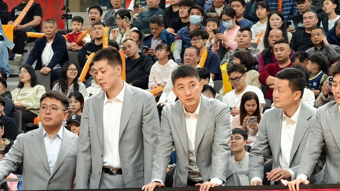 广东教练组为何集体西装亮相？