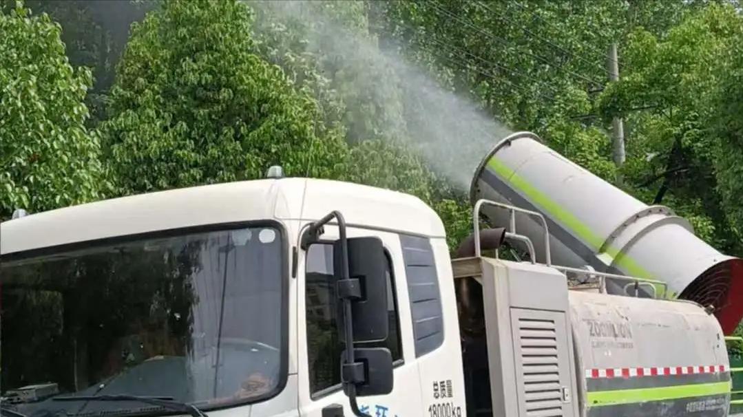 雾炮“降絮” 水车“洗街”——阜南博阳环卫多措并举治棉絮