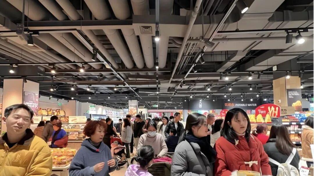 猪肉跌成白菜价，消费者、商超、供应链环节到底是谁占到了便宜？