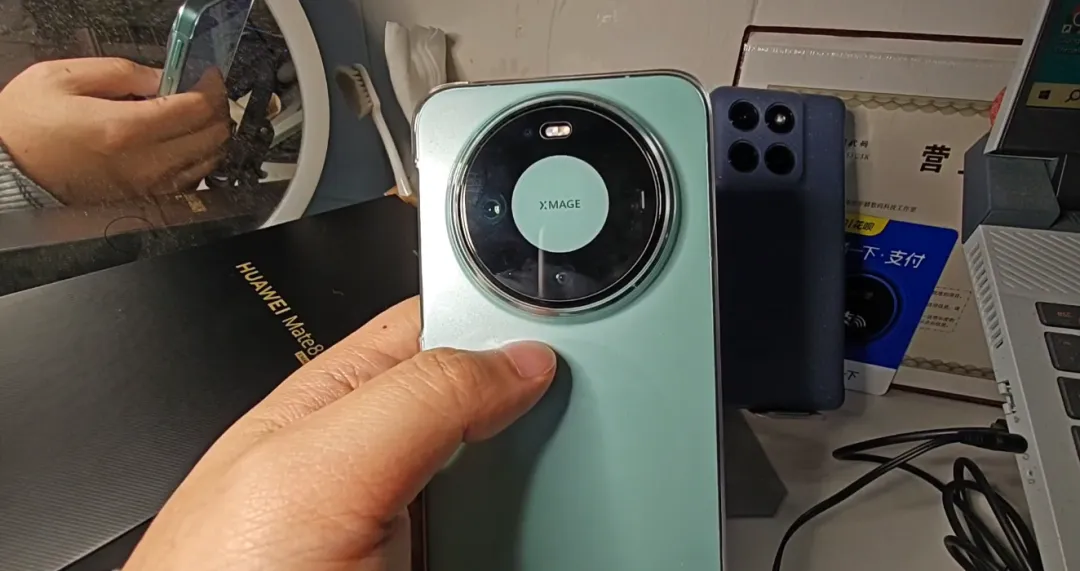 【华为Mate80使用体验】iPhone卡贴机佬也用上了华为Mate80，聊一下一个月的使用体验！