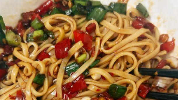 蒜香裹茄丁，卤汁挂面条，这碗湘式拌面太销魂