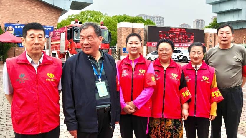 暖心护考情 志愿伴前行—邳州市平安志愿者协会慰问一线助考志愿者