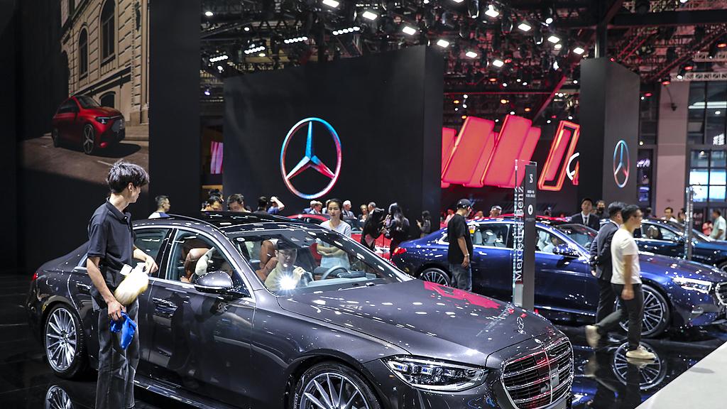 车牌带 8888 奔驰豪车疑当陪葬品事件，作秀还是迷信？