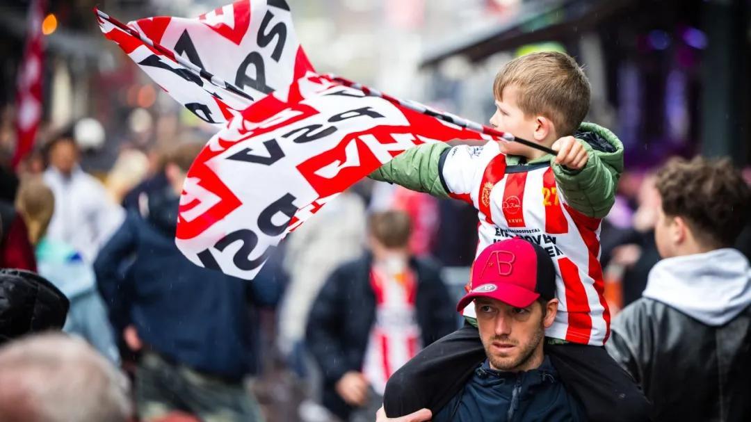 荷甲大结局提前上演！PSV锁定第27冠，球迷狂欢：啤酒管够！