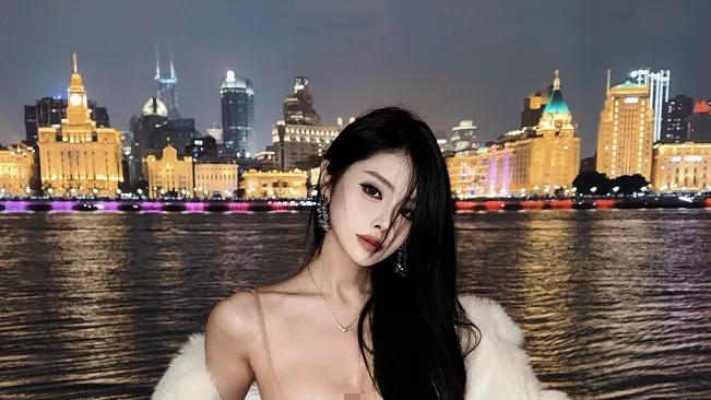 斗鱼三sao文艺复兴？比基尼大方秀身材，33岁昔日一姐整到认不出