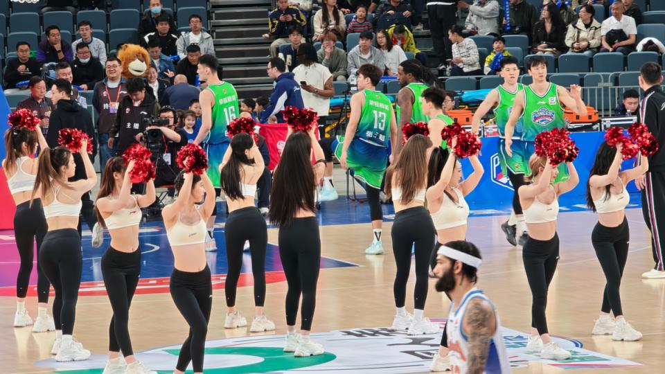 CBA积分榜：季后赛定9席！辽宁险胜提前晋级，广州掌握主动权