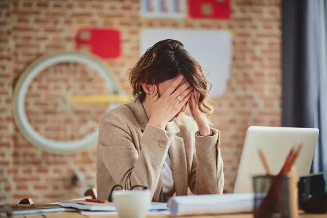 被同事开玩笑打伤反被阴阳：比“没发挥好”更可怕的，是反复内耗