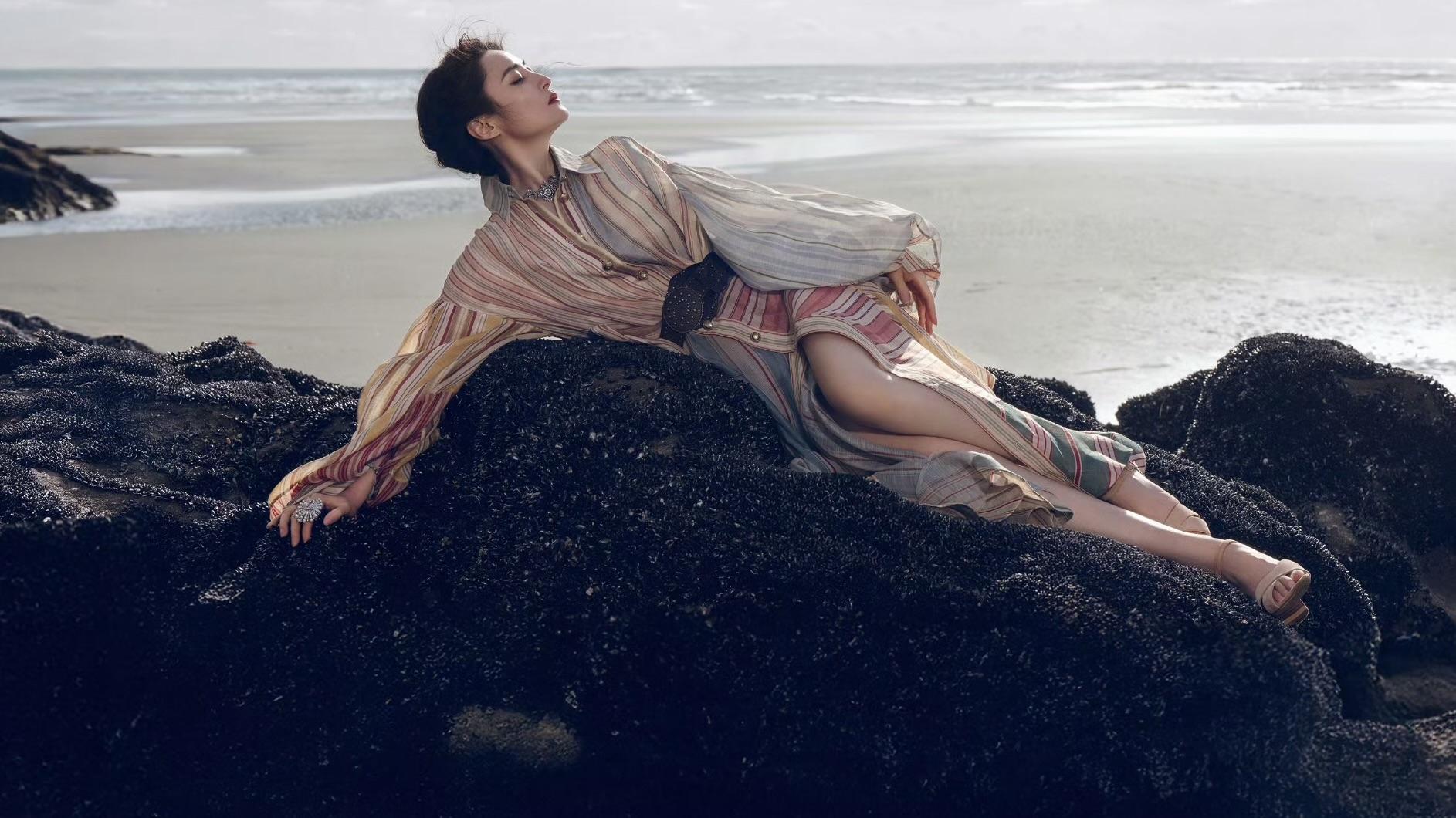 蒋勤勤海边封神：50岁的灵动比少女感更珍贵