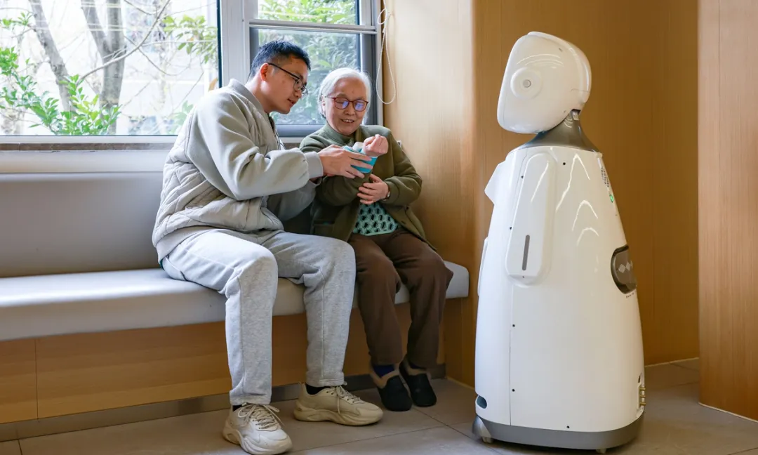 刘兴亮 | 老年照护的科技温度：机器人与远程医疗能两全吗？