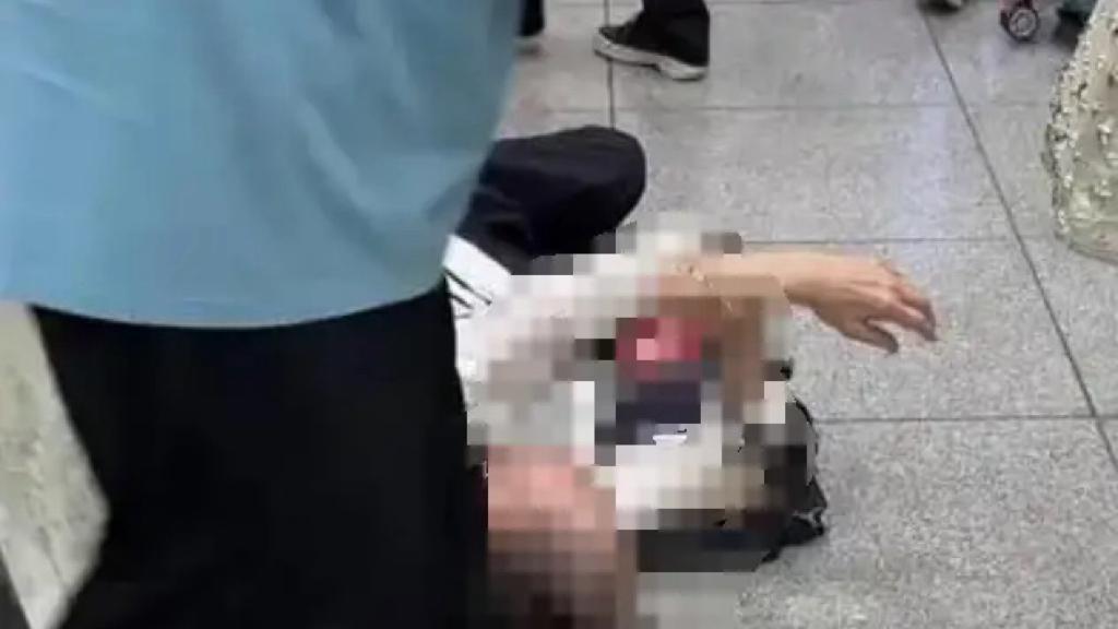 “地砖和台阶一模一样！”72岁老人火锅店一脚踩空摔伤，女儿索赔8000元护工费，店方最初只肯赔200