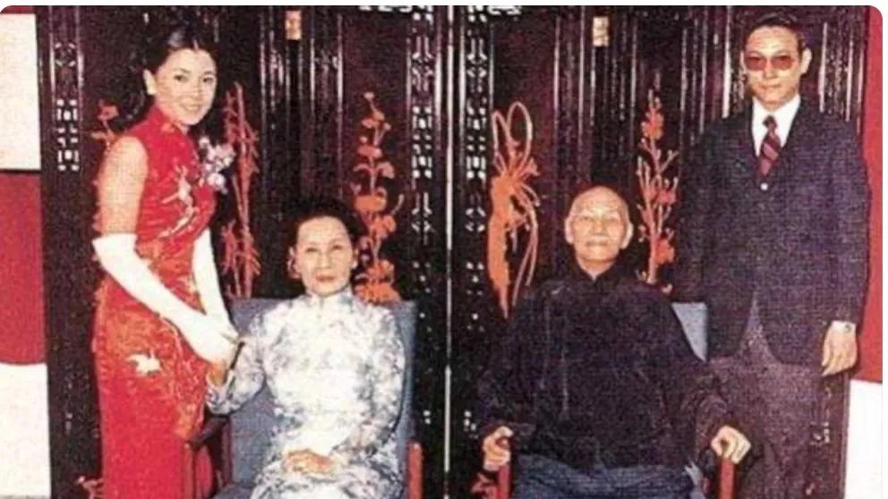 这是1973年，晚年的蒋中正，出席孙子的婚礼，一张罕见的留影