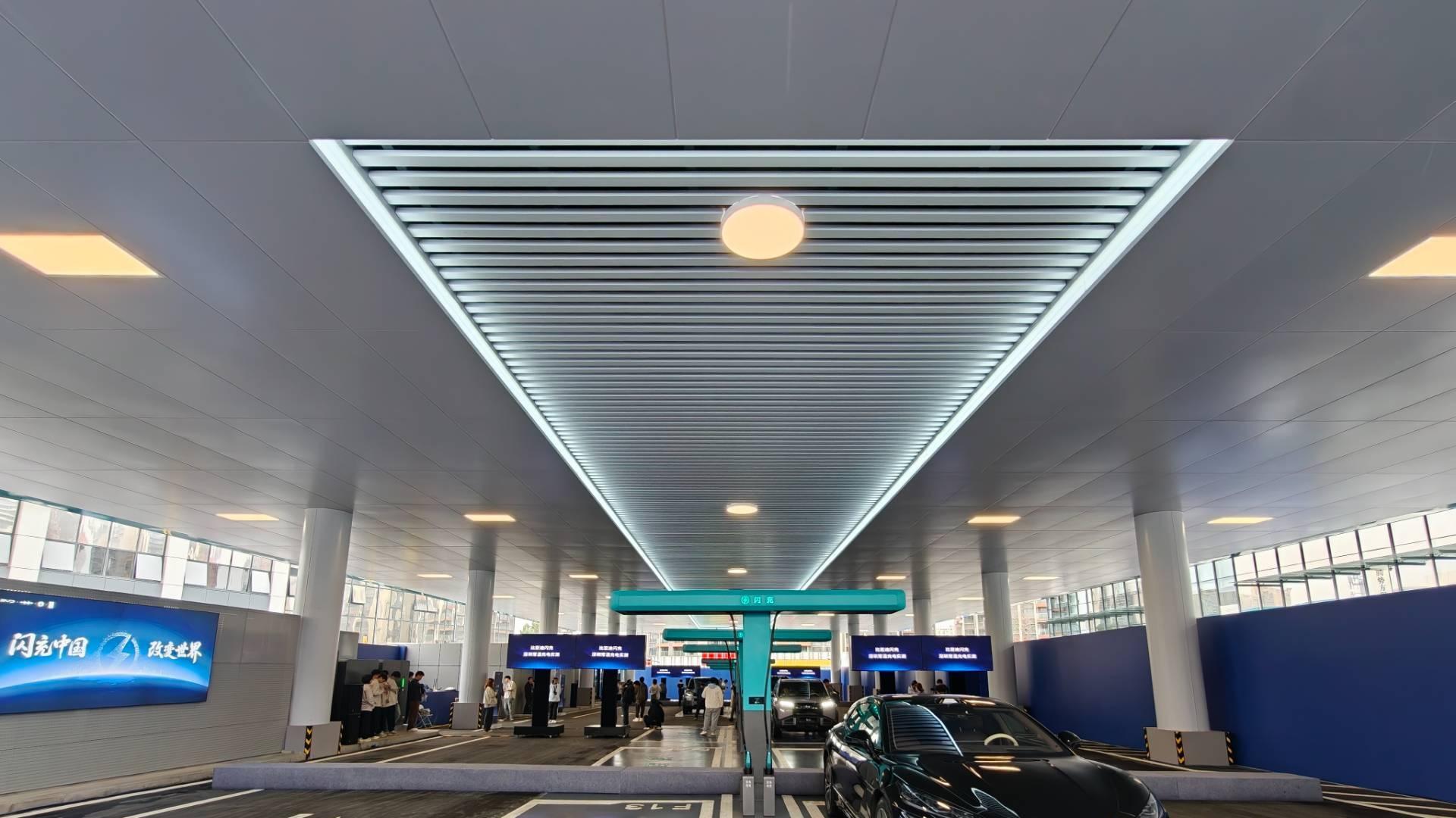 比亚迪闪充来了！电池不受伤，电网不崩溃，这事儿终于说清楚了！