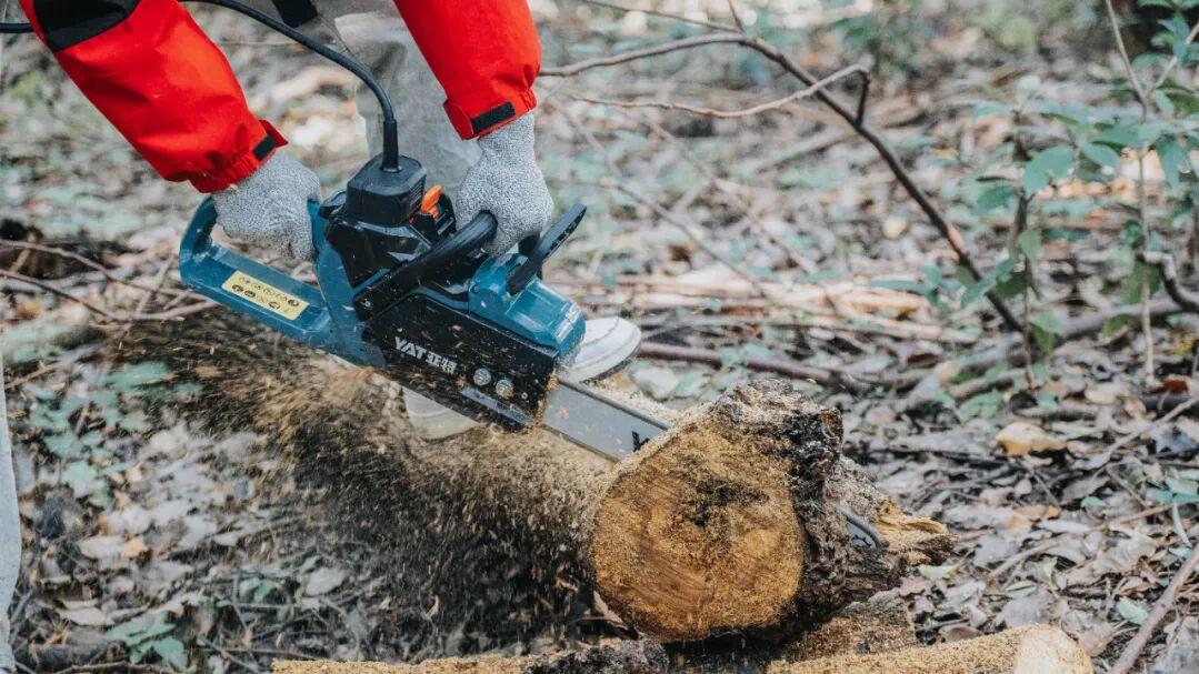 亚特YT410锂电链锯，让切割如行云流水