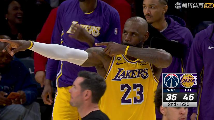 三连胜！詹姆斯21+10+12，赛后老詹先一步退场，小里去找浓眉