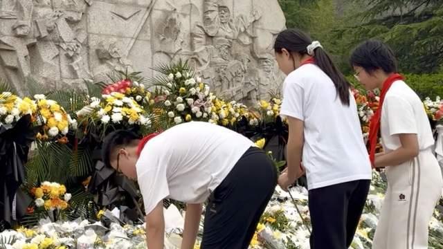 合肥五十中天鹅湖教育集团开展主题毅行祭扫活动