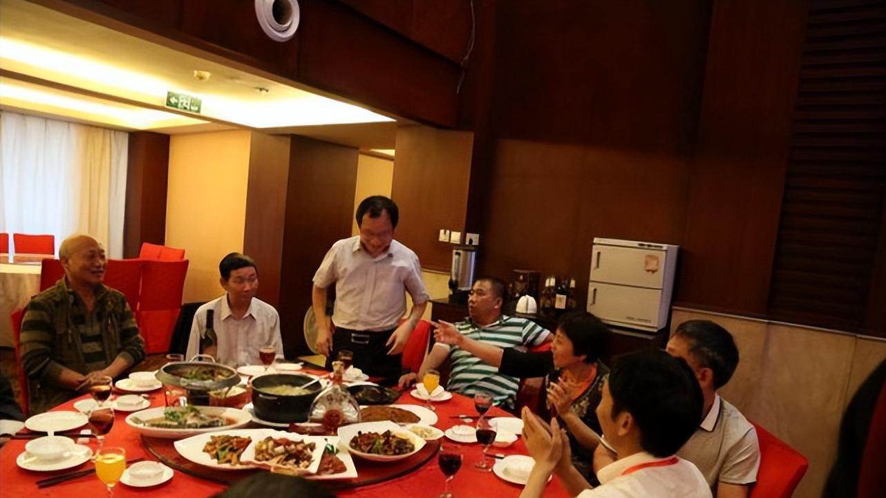 十年同学聚会，拿千元老手机被嘲笑，突接免提通话整桌人瞬间安静