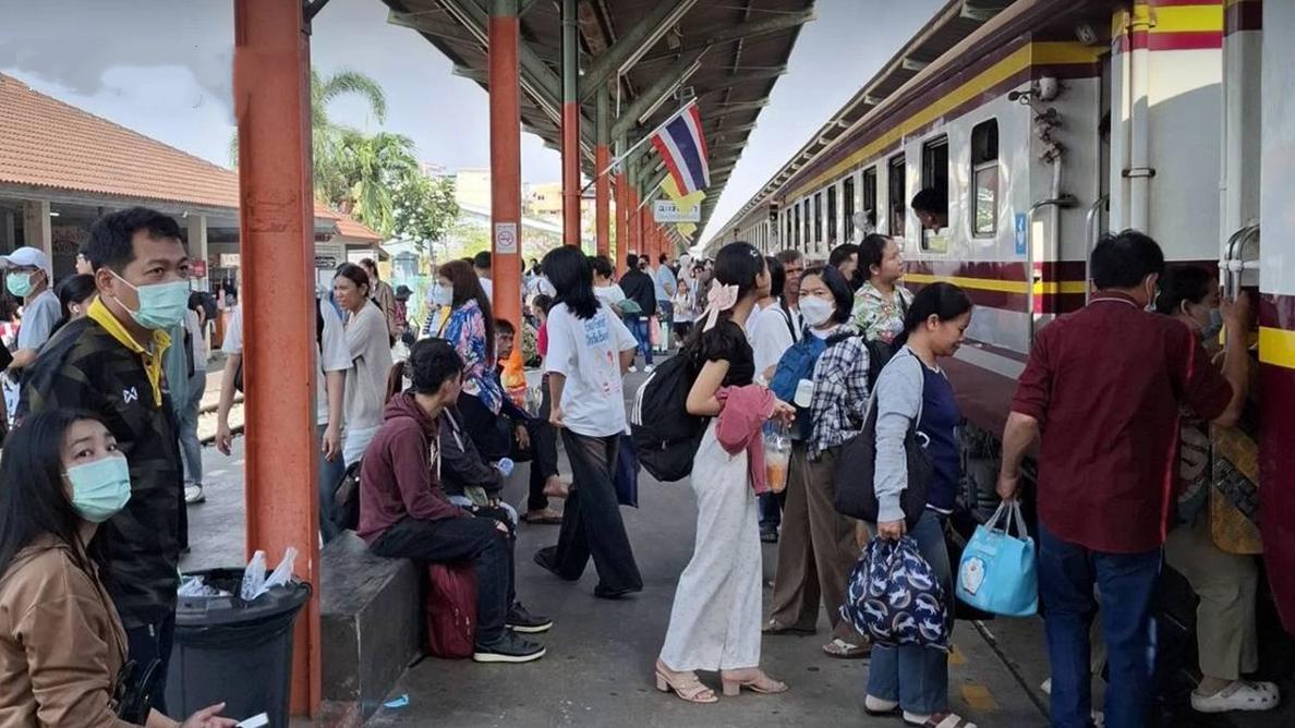 泰国泼水节前三天，近30万人乘坐火车
