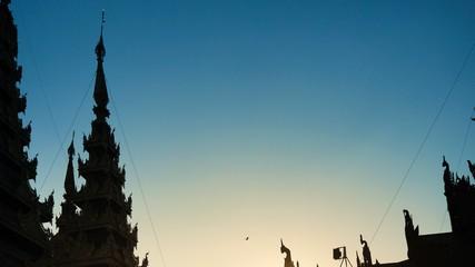 宵禁、断网、上街买菜要过检查站，看看缅甸华人是如何过春节的？