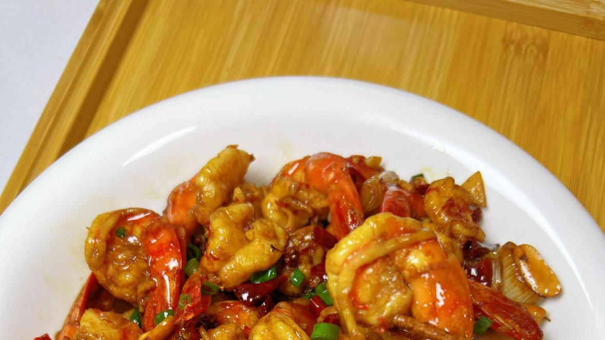 这道葱爆虾，壳都不用剥，连吃三天都不腻