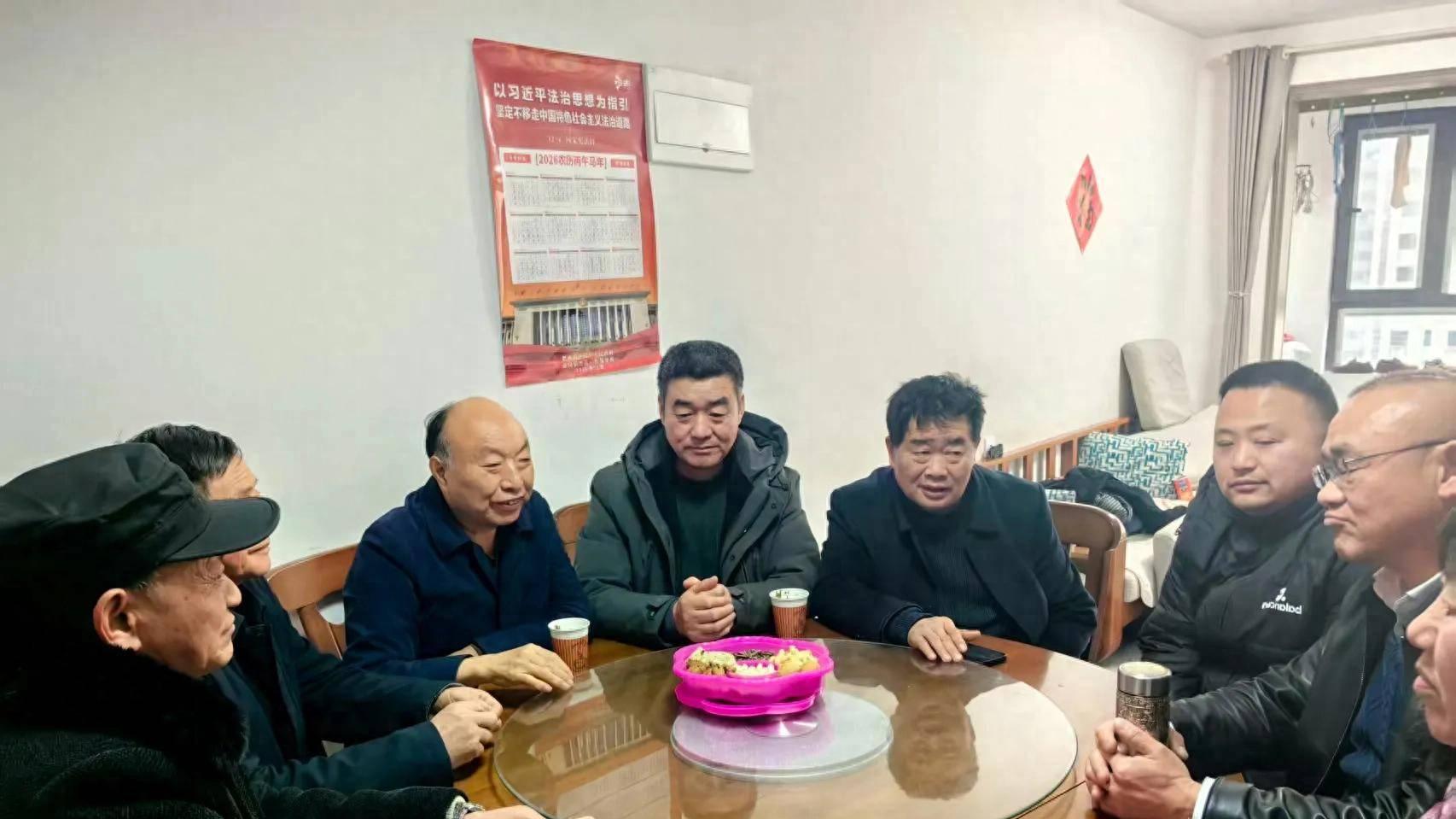 中国好人、蘑菇大王丁伦保到肥西县花岗镇河丰社区看望员工家庭