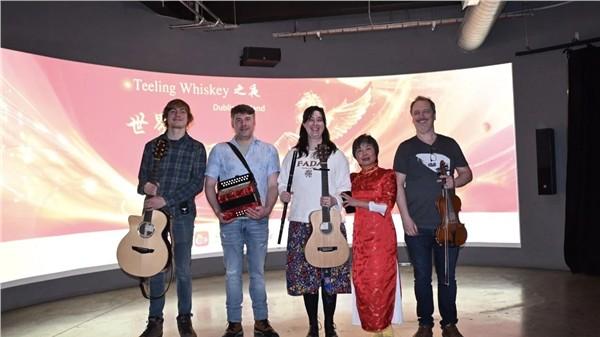 The Liberty Swifties 乐队震撼"世界因爱而生"全球春晚    Teeling W