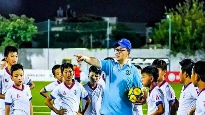 从“砸锅卖铁”到“倒贴钱踢球”，一个民间教练打了谁的脸？