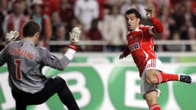 先跟菲戈争主力，后跟C罗闹内讧，还要招惹穆帅，快马认不清自己