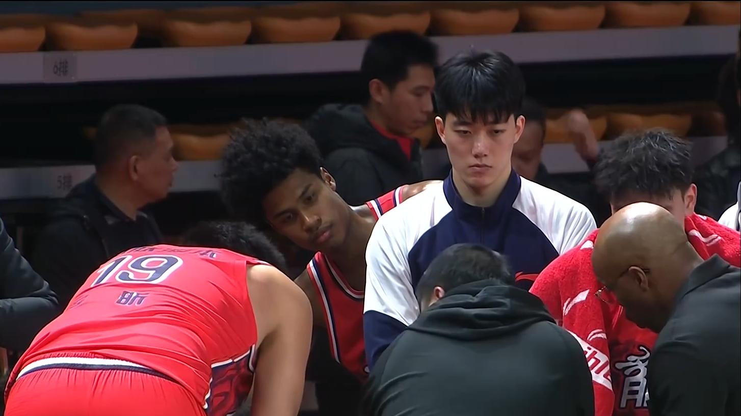 CBA：陈国豪12分徐昕低迷，三连胜遭终结，吴前率队35分大胜