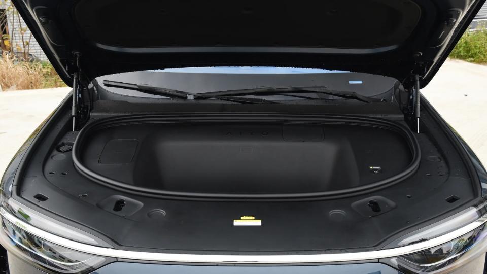 专为家庭用户而来，问界M7空间宽敞，加持先进科技功能