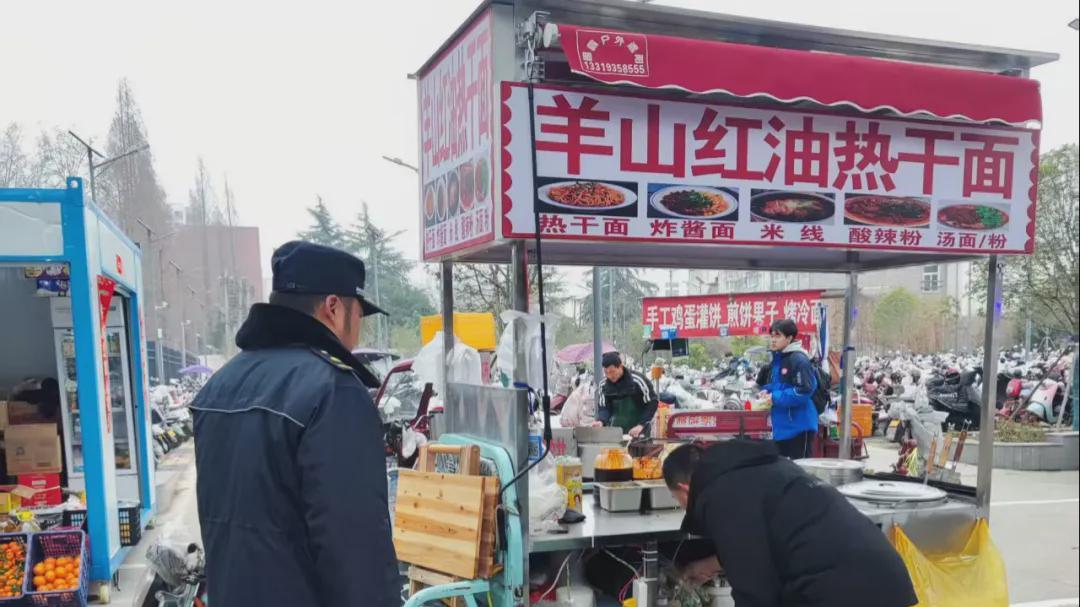 信阳城管：护航“开学季” 净化校园周边环境