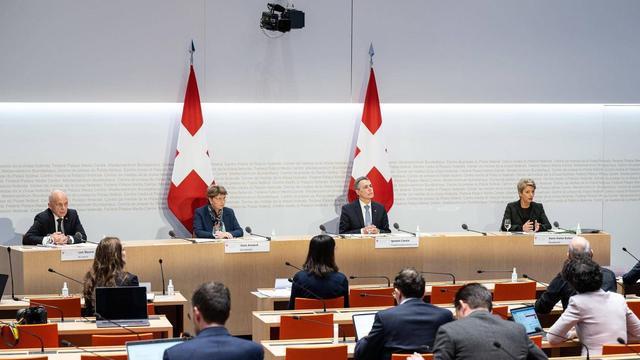 比乌克兰还惨？俄乌冲突还未停，瑞士深陷泥潭崩了，还搞中立吗