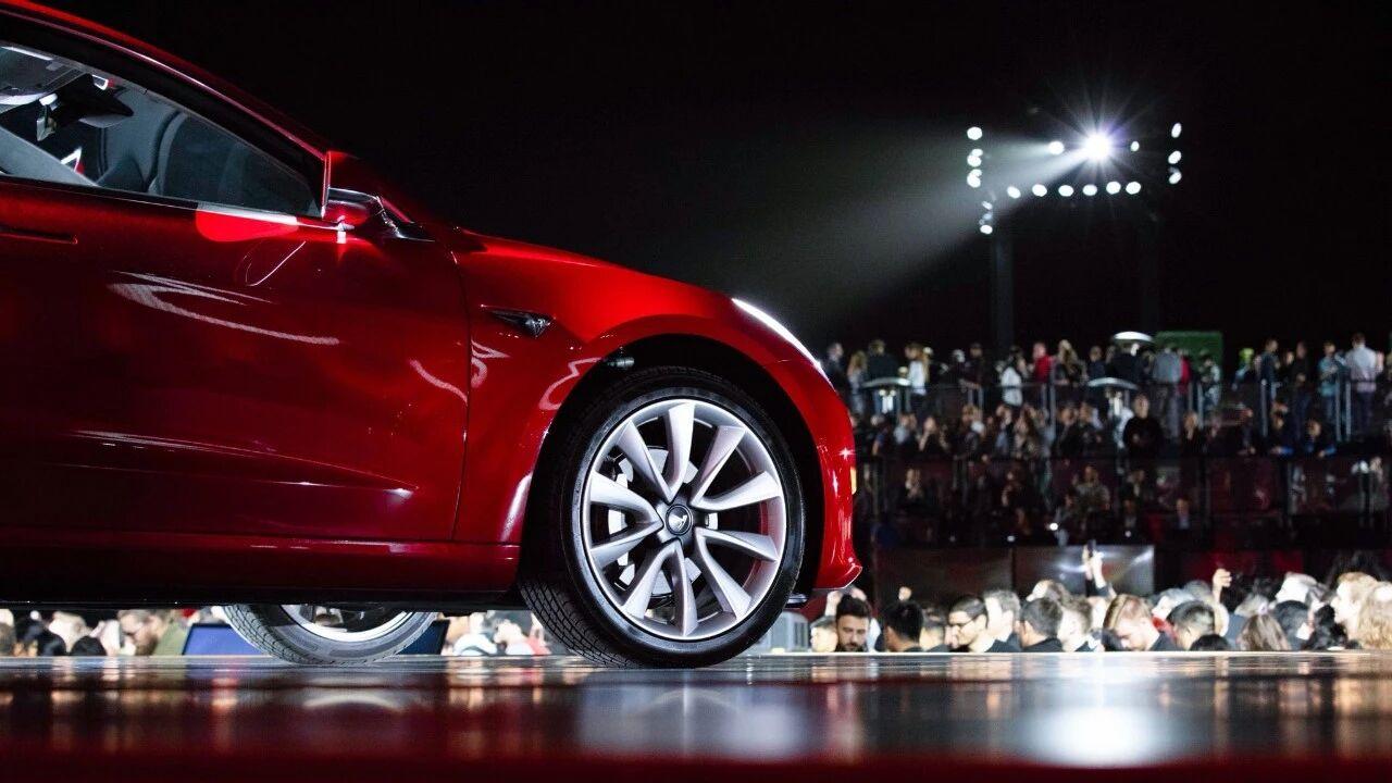 从颠覆者到普及者：Model 3十周年，一款车型如何定义电动时代