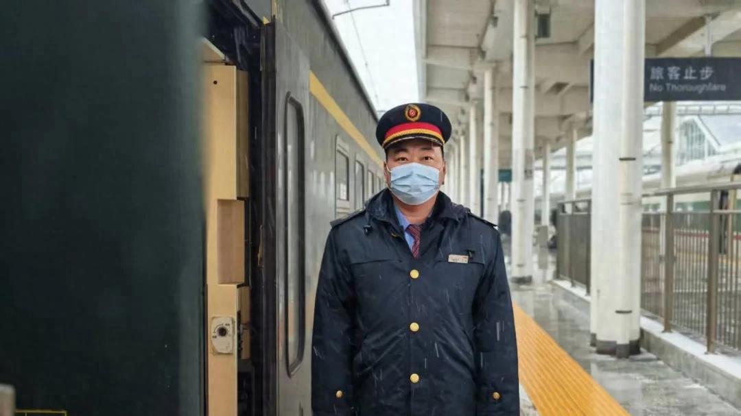 风雪归途：K16次列车上的温暖坚守