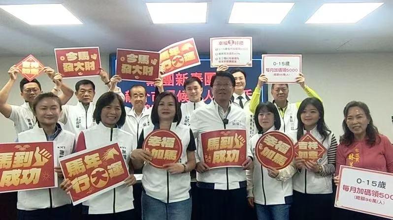 台南蓝营新春团拜、绿营站路口！谢龙介抛“幸福3好礼”迎战陈亭妃