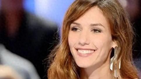 法国女主播全裸出镜兑现承诺，身材火辣引爆全网，一边播天气一边裸奔，结局让所有人闭嘴