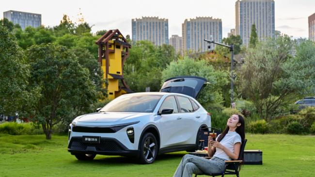 江铃集团新能源易至汽车羿驰05S：春日高颜值出行的首选座驾