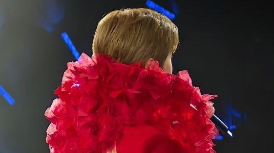 李宇春演唱会造型封神！中性女王变温柔女神，争议与惊艳并存