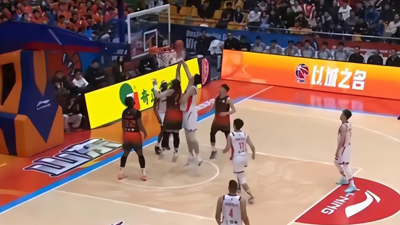 末节绝地翻盘！山东男篮83-80险胜广州，四人上双撑大局，鲍威尔状态持续低迷